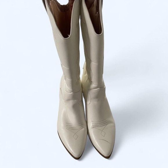 White cowgirl mid calf boots by Soda Women's size 10
Gorgeous white tall boots - Picture 3 of 7